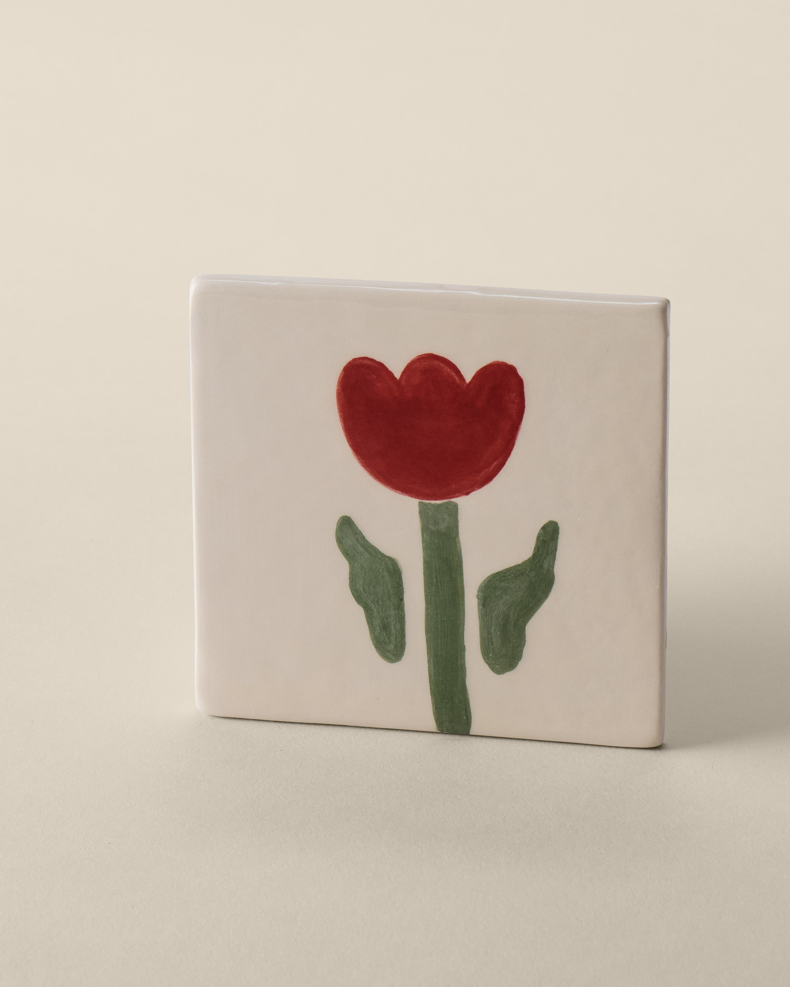 Ploščica z motivom tulipana - Cosmic Latte by Klara Hliš